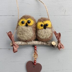 Kaksi pöllöä oksalla (ruskea)