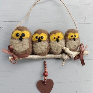 Neljä pöllöä oksalla (ruskea)