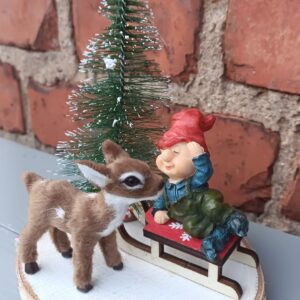 Miniatyyri-asetelma (makaava tonttu, kelkka, bambi)